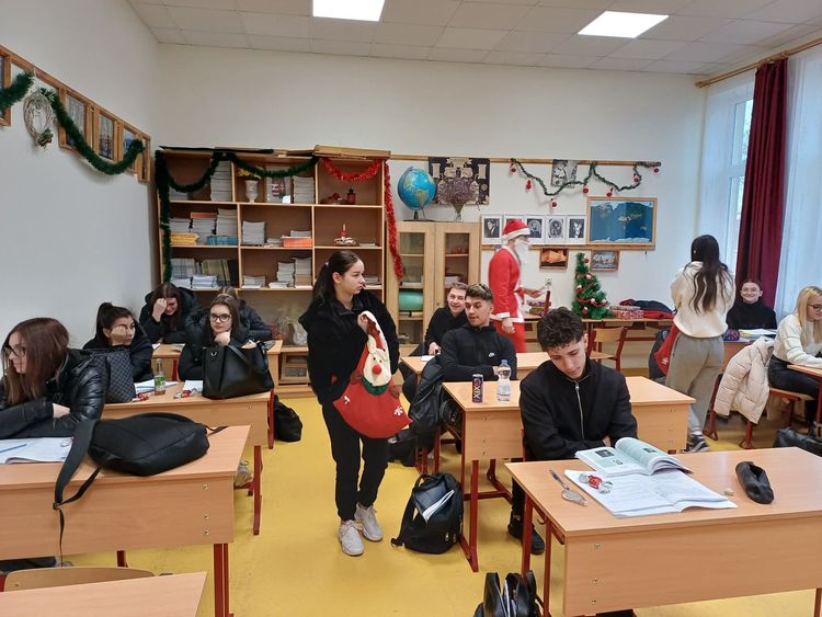 A gyulai Harruckern iskolában is járt a Mikulás!