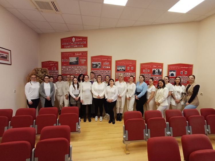 Sikeres ágazati alapvizsgát tettek gyógyszertári asszisztens tanulóink! 