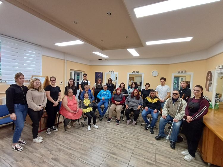 Diákok kezei között szépültek meg a Központ lakói