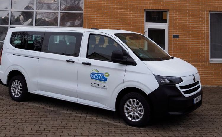 Mától új kisbusszal utazhatnak a Harruckern diákjai