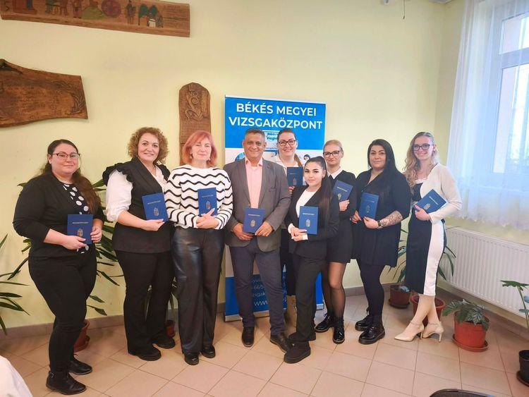 Sikeresen vizsgáztak Gyógypedagógiai asszisztens képzésen résztvett tanulóink. 