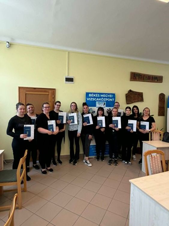 Manikűrös és körömdizájner tanulóink tettek sikeres vizsgát a Békés Vármegyei Vizsgaközpontban. Szeretettel gratulálunk és sok sikert kívánunk nekik a továbbiakban!