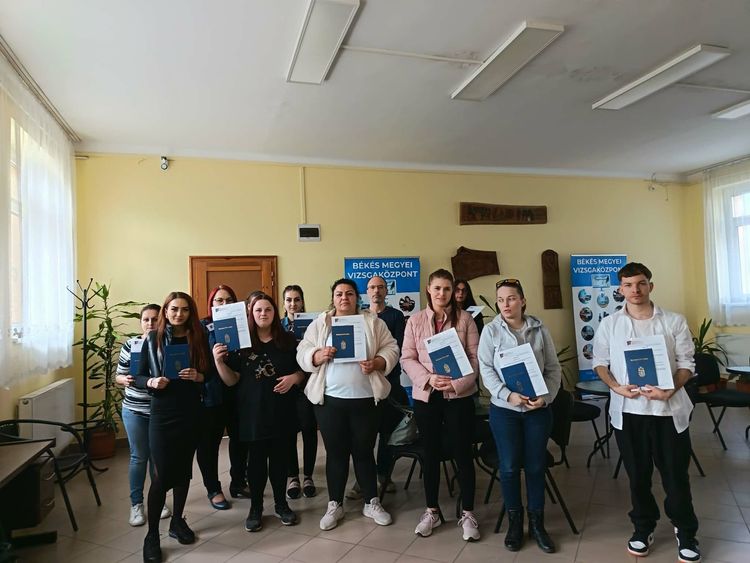 Sikeres vizsgát tettek élelmiszer-eladó képzésen részt vett tanulóink. Szeretettel gratulálunk és sok sikert kívánunk nekik!