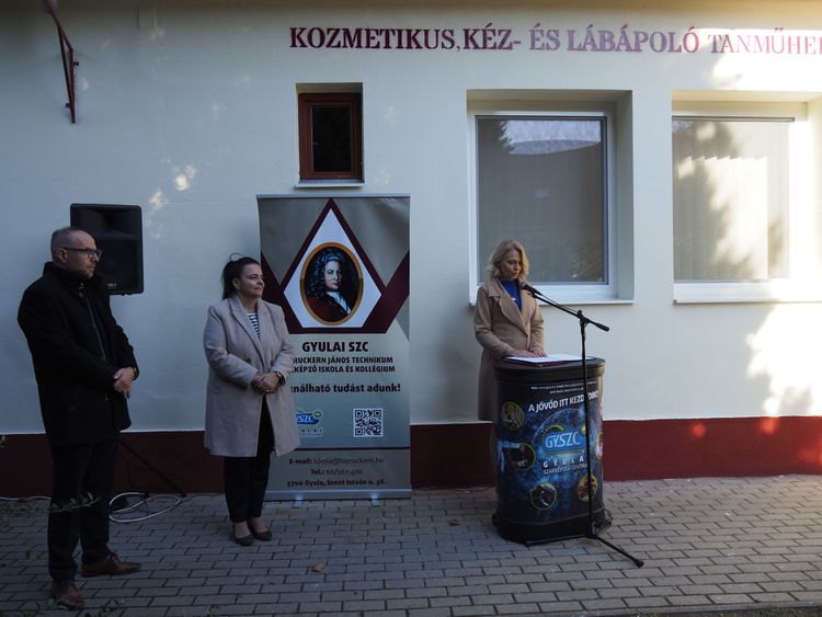 Új kozmetikus és kéz- és lábápoló tanműhelyt adtak át a Harruckernben!