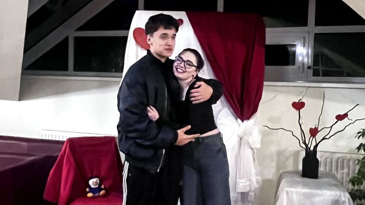 Barátság, szerelem versmondás a kollégiumban.