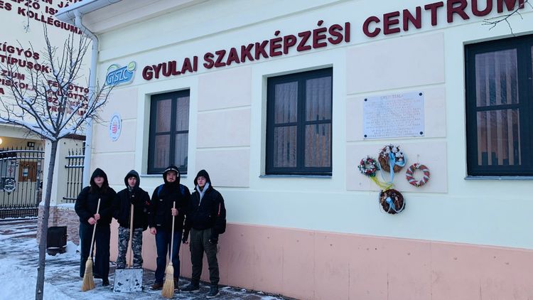 A Harruckern középiskola diákjai tovább folytatják a jószolgálati tevékenység keretében a hómentesítést az intézmény közelében lévő közterületeken.