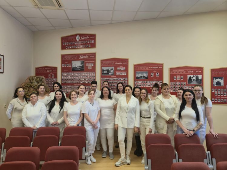 Sikeres ágazatai alapvizsgát tettek Kisgyermekgondozó,-nevelő és Szociális ápoló és gondozó tanulóink! 