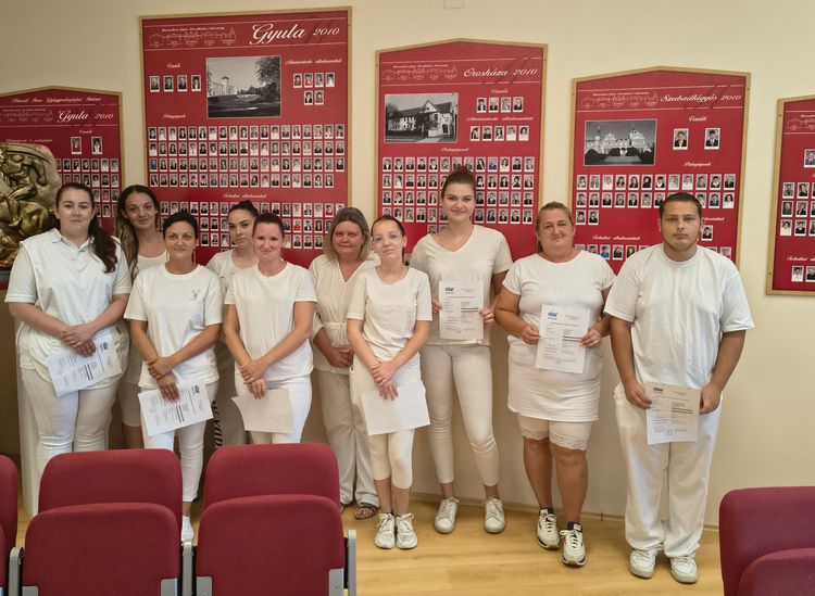 Sikeres ágazati alapvizsgát tettek szociális ápoló és gondozó tanulóink!
