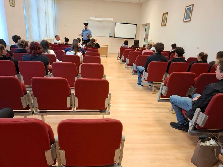Medve Zoltán törzszászlós tartott előadást a kollégista diákoknak.