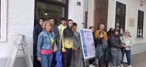 Harruckernes kollégisták a gyulai Tájvízházban Albán Kaland – Vlora tájai kiállításmegnyitó