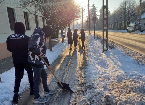 A harruckernes diákok, a mai napon is folytatták a hómentesítést az intézmény körüli közterületeken.
