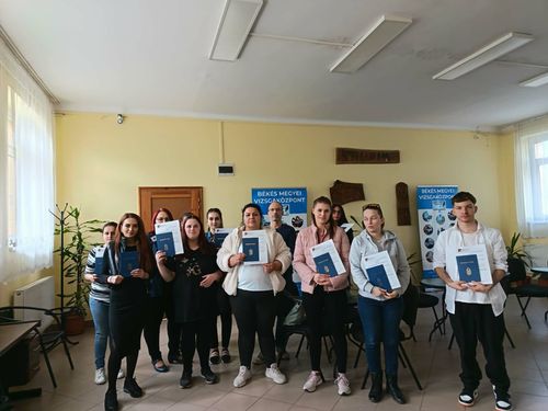 Sikeres vizsgát tettek élelmiszer-eladó képzésen részt vett tanulóink. Szeretettel gratulálunk és sok sikert kívánunk nekik!