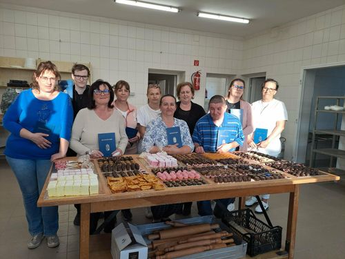 A közelmúltban tettek sikeres vizsgát Bonbon-és cukorkakészítő képzésen részt vett tanulóink.