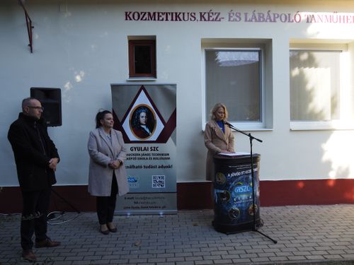 Új kozmetikus és kéz- és lábápoló tanműhelyt adtak át a Harruckernben!