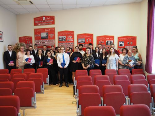 Sikeres érettségi vizsgát tettek a Harruckern középiskola 13.A–B., Szé/13/2.B tanulói. Gratulálunk!